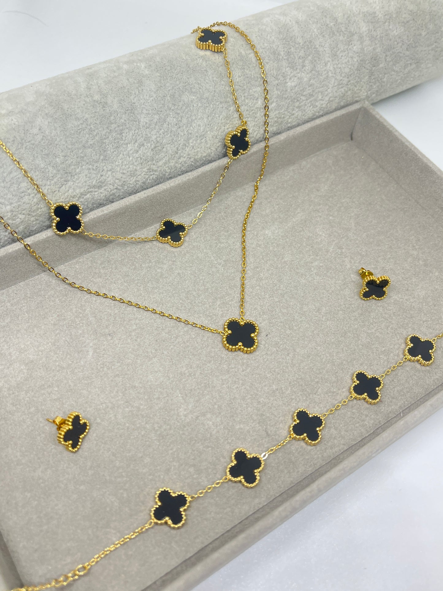 Clover Cascade - Black - Set of 4