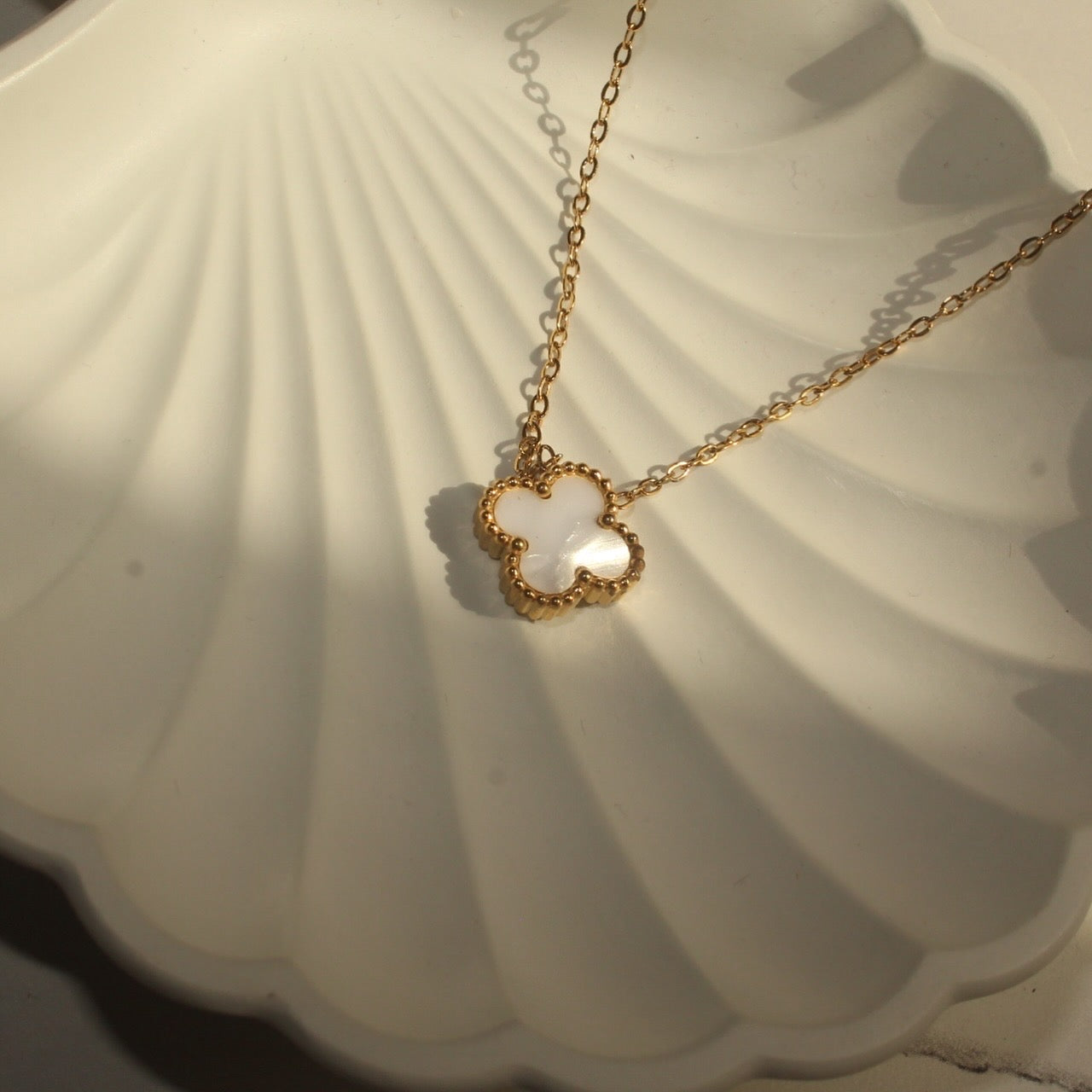 4 Leaf Clover Neckpiece - White